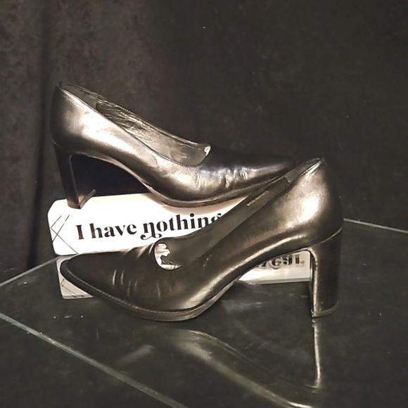 BCBG MaxAzria Classic leather pump - Picture 3 of 10